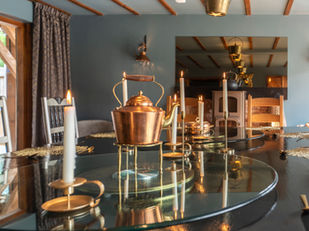 Barn for 10 guest with hot tub, large dining table and log burner. Warwickshire.