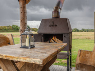 Romantic weekend away in Warwickshire with outdoor log burner and hot tub.