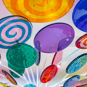 Building in downtown Manhattan reflecting other buildings.