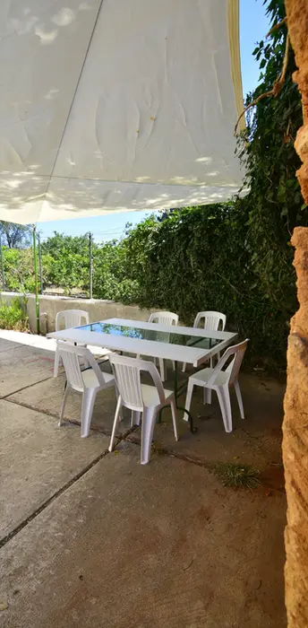 zona all'aperto per il relax più totale, con tavolo e sedie per una pausa caffè degno della vacanza