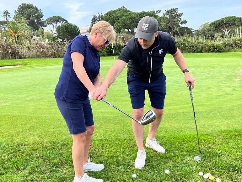 woman learning beginner/improver golf swing