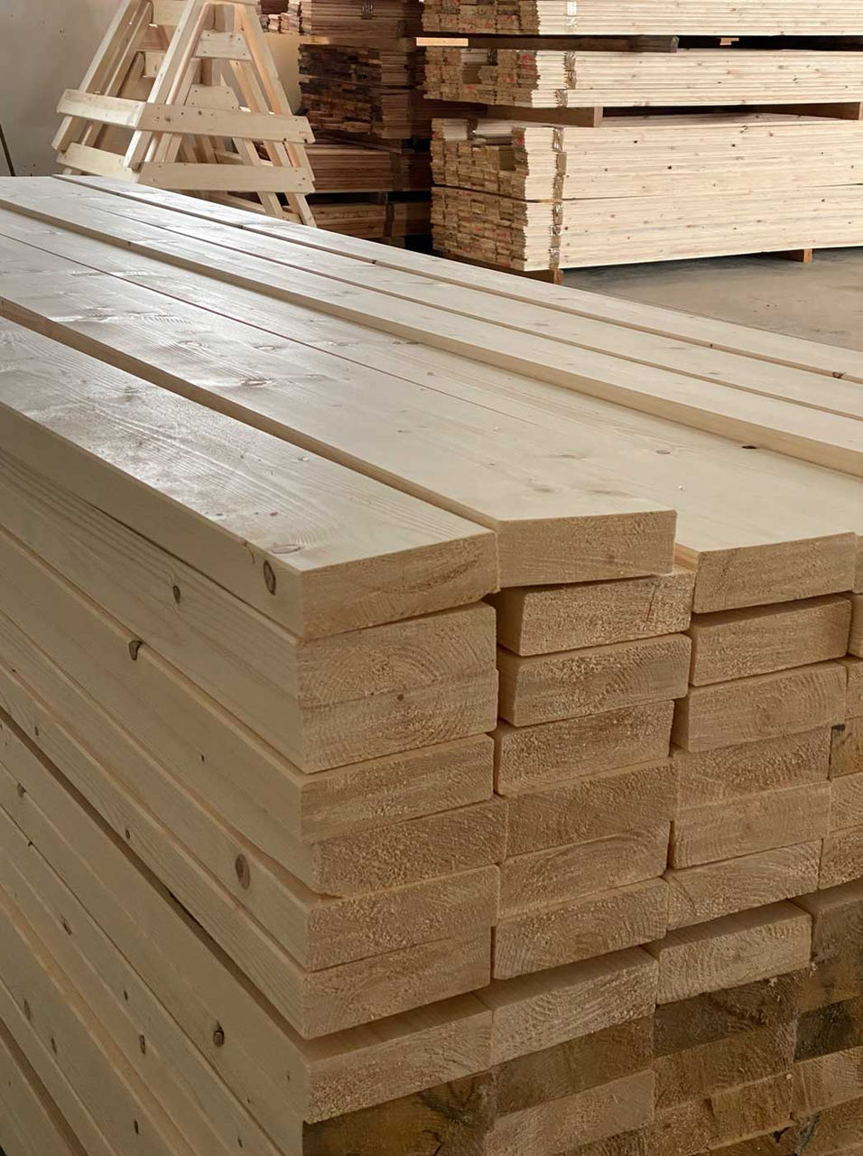 Hobľované hranoly zo sušeného smrekového dreva.