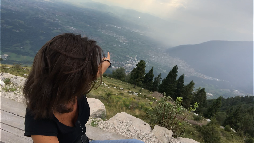 Romina Ciuffa, dal Monte Paù (Caltrano, VI) indica la pianura veneta