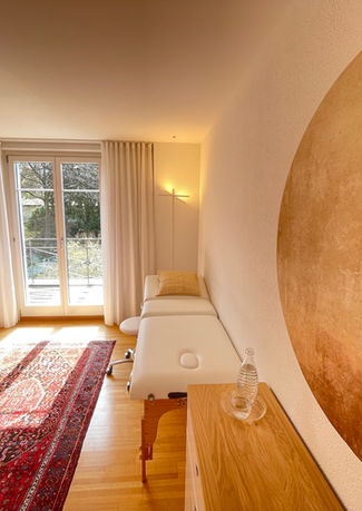 Modern, hell und ruhig – umgeben von Gärten und dem Dählhölzliwald – präsentiert sich die Praxis Emanuel Bütler Hypnotherapie als Ort der Diskretion und des Wohlbefindens.