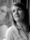 Portrait d'une femme en lumière naturelle lors d’une séance photo en noir et blanc à Gif-sur-Yvette