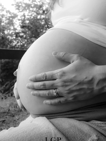 Gros plan artistique en noir et blanc sur le ventre d’une femme enceinte