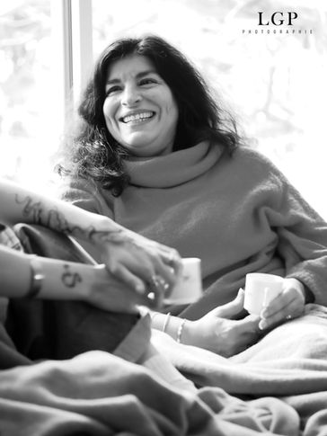 Femme souriante en lumière naturelle lors d’une séance photo portrait à Poitiers