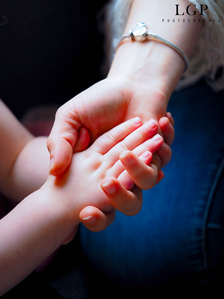 Mains enlacées entre une mère et sa fille