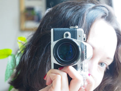 Autoportrait d'une photographe à travers son objectif