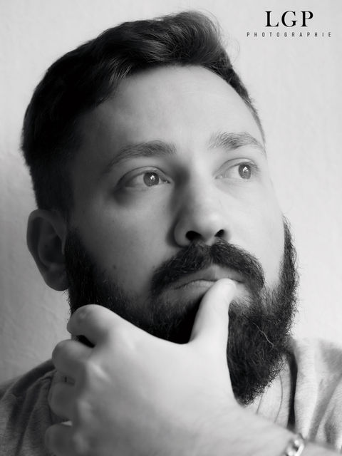 Homme barbu en noir et blanc, expression pensive en Essonne.