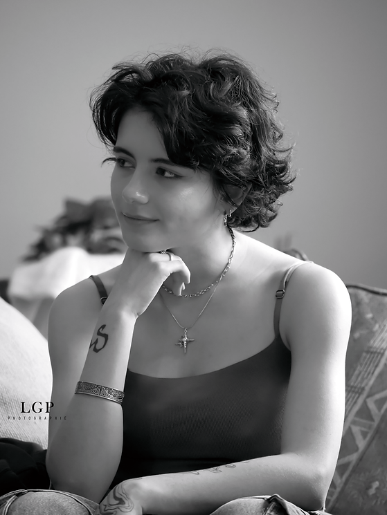 Portrait d'une femme pensive en noir et blanc