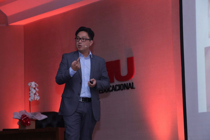 Dr.Alexandre Fuzimoto em palestra na XVI Jornada Odontológica FMU