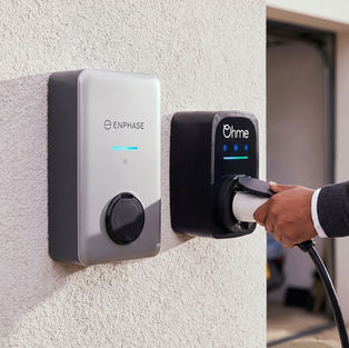 Borne de recharge Enphase et Ohme pour véhicule électrique 