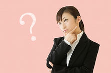 疑問が浮かんでいる女性社員