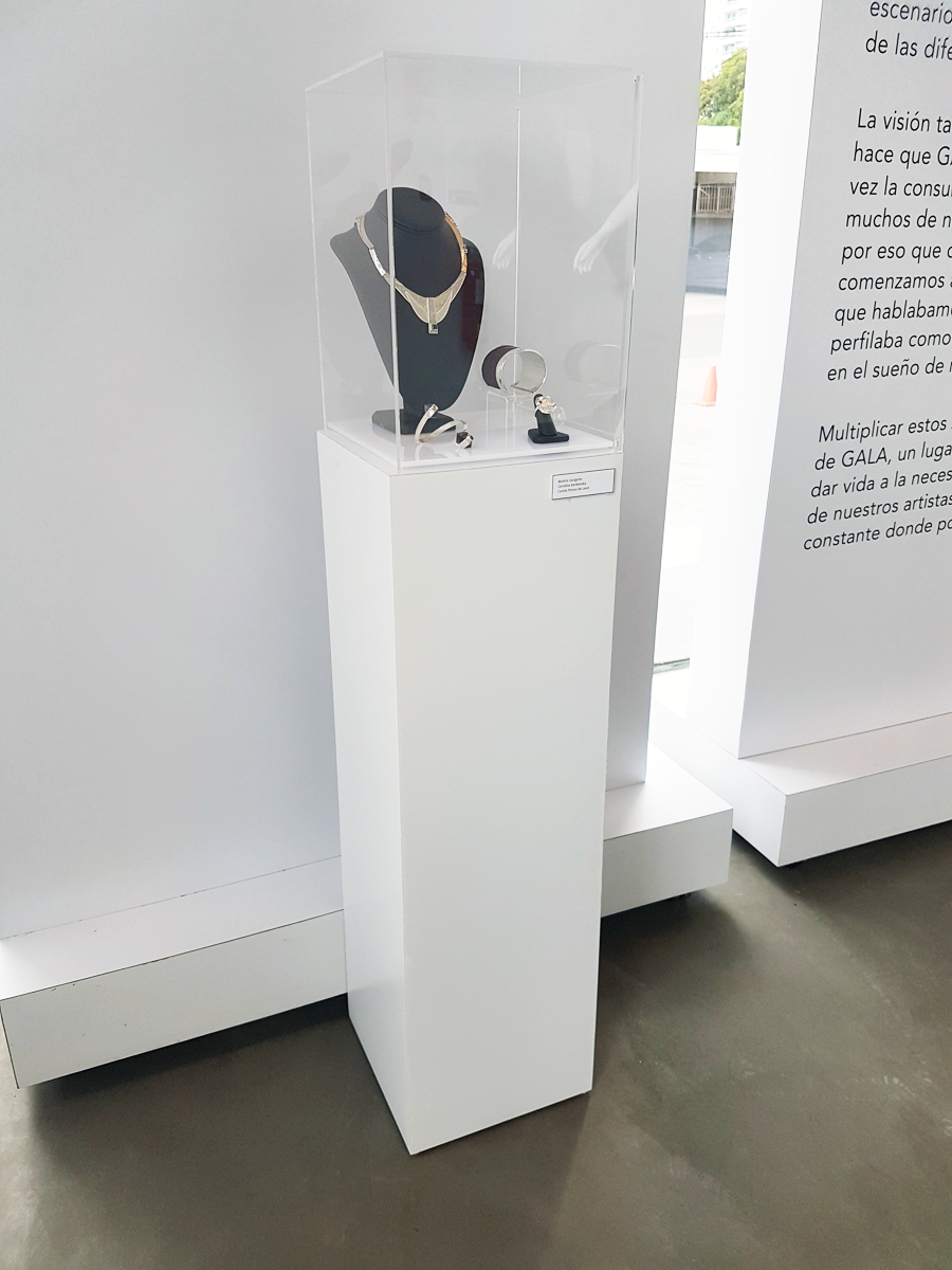 vitrina Acrílico y Formica