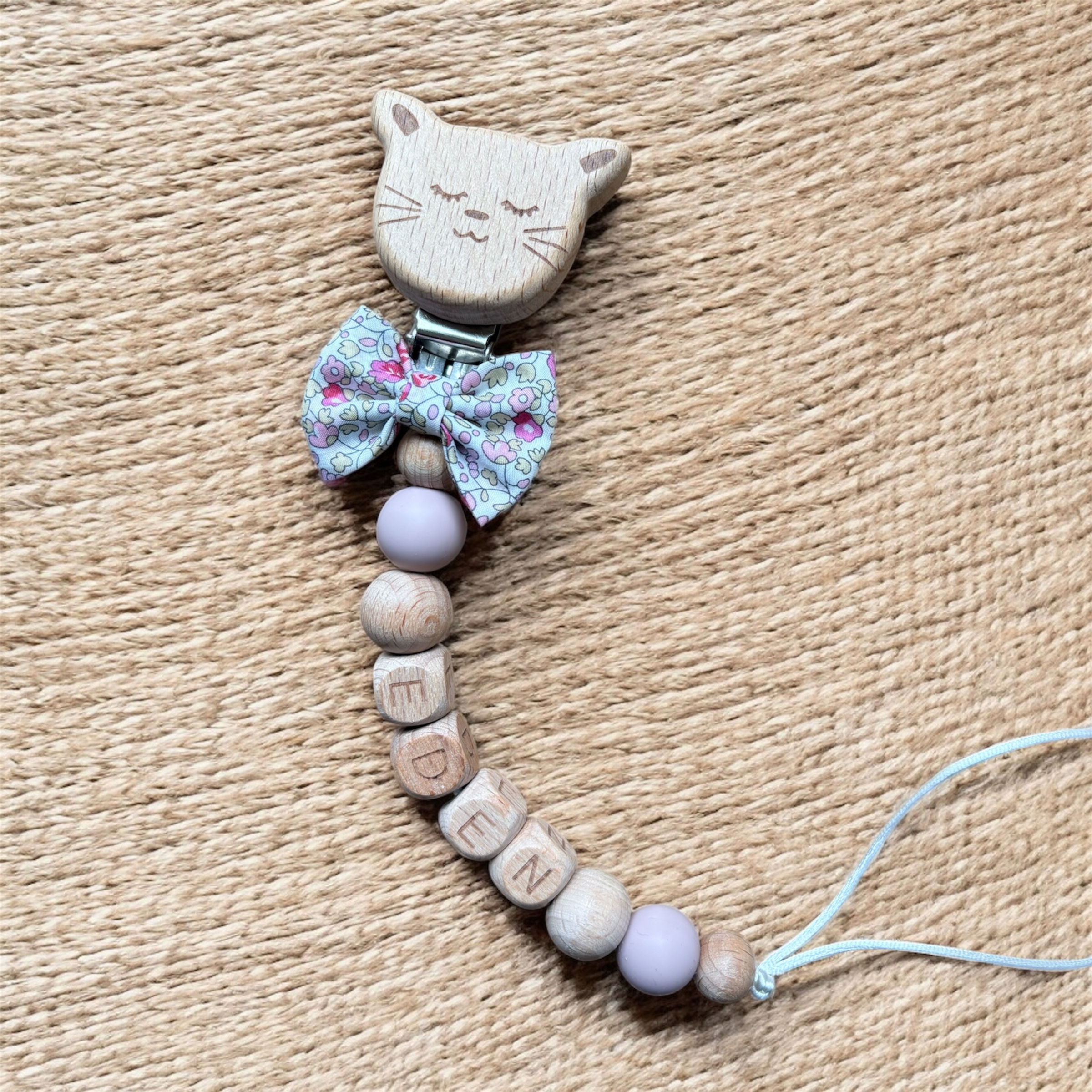 Attache tétine en perle avec prénom