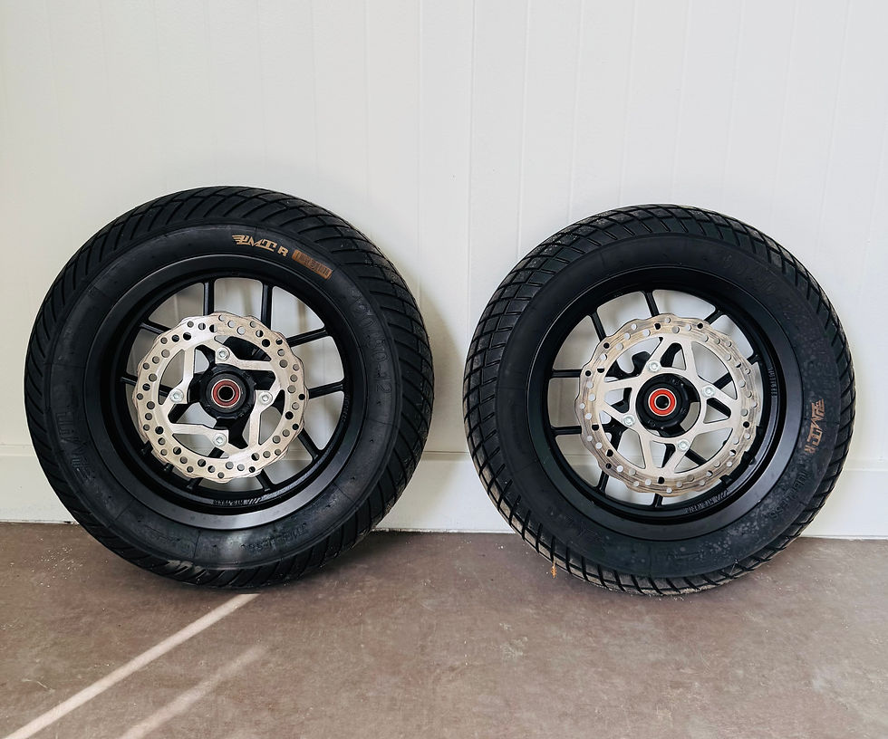 Paire de roues jantes SM avec disques de frein et pneus pluie PMT YCF