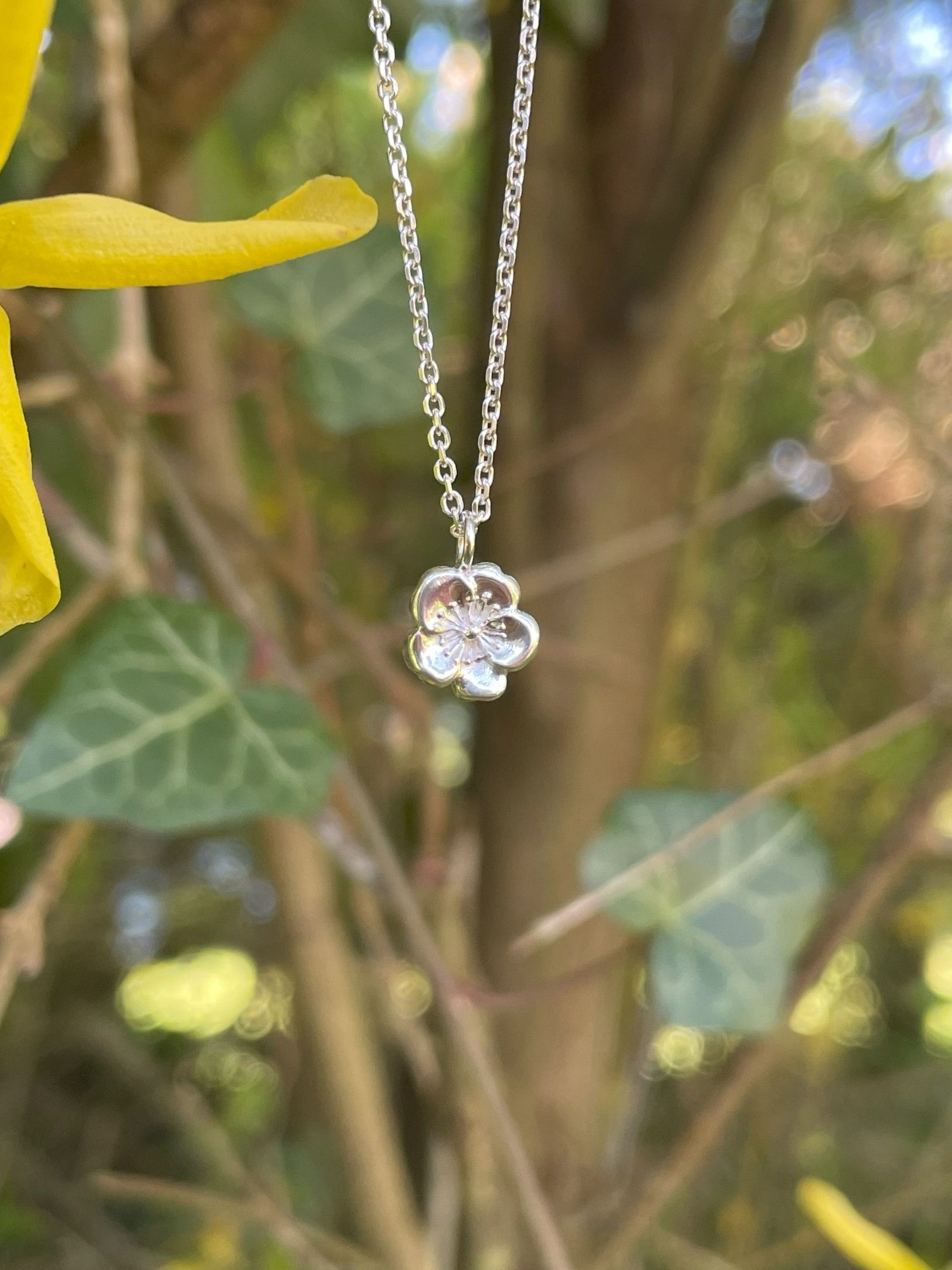 Collier en argent motif fleur de cerisier, vu de face.