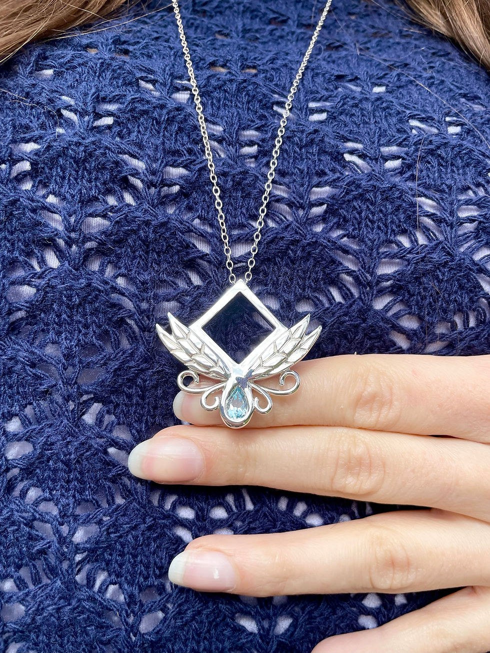 Collier elfique serti d'une topaze bleu Londres vu porté.