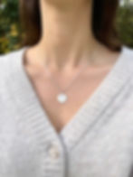 Médaille en argent fleur de naissance de novembre vue portée.