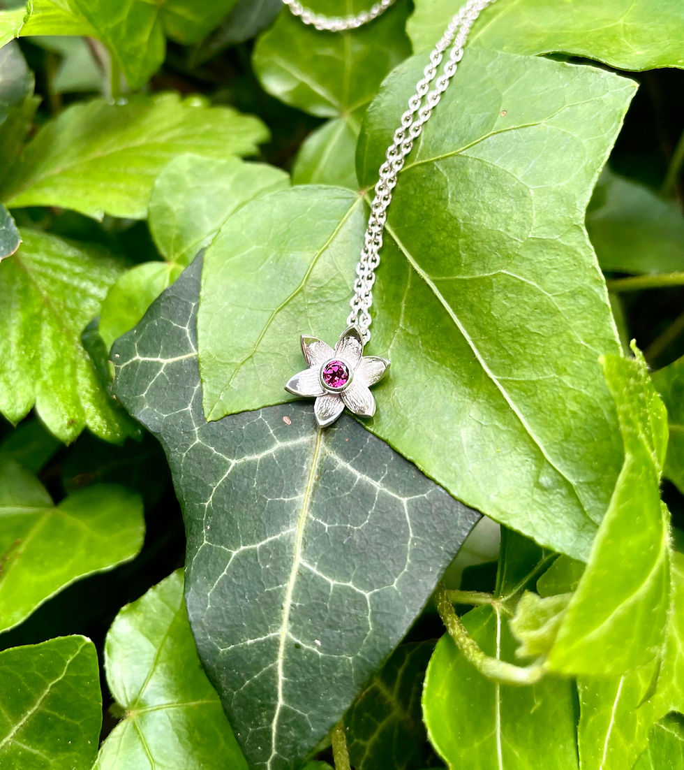 Collier en argent et pierre fine en forme de fleur vu de face.