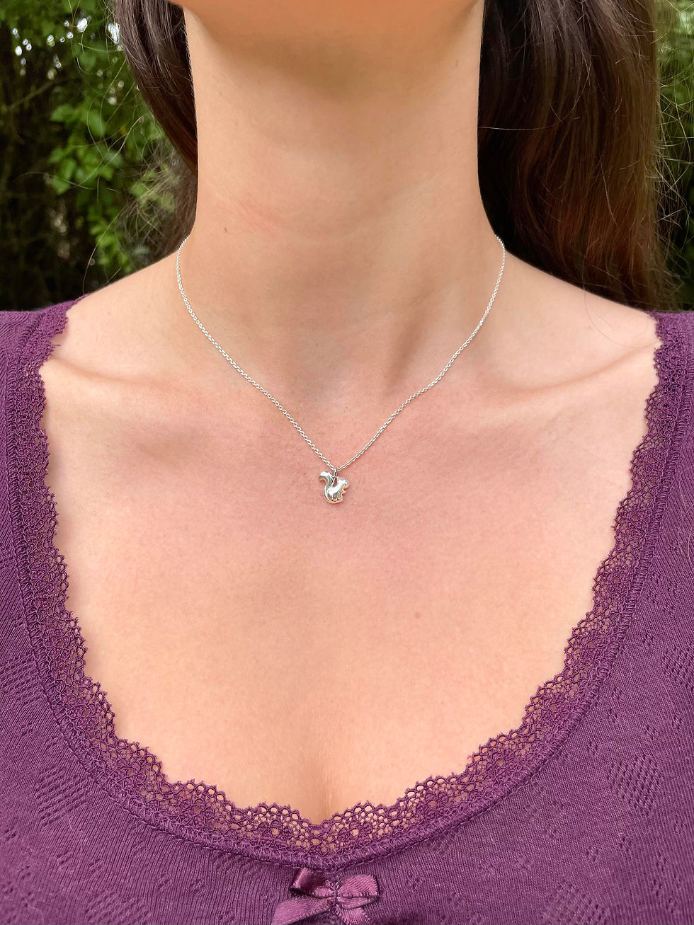 Collier en argent au motif d'un écureuil vu porté.