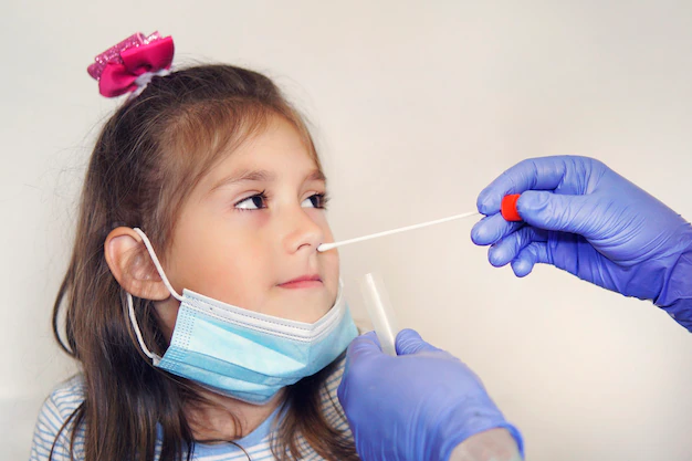 deteccion-virus-medico-que-toma-muestra-prueba-moco-nasal-nariz-que-realiza-procedimiento-