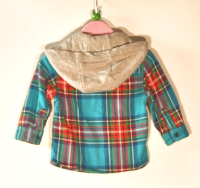 Thumbnail: 5button fastening on front.2patch pockets with 1button fastening on each.Lining and hood in grey material.