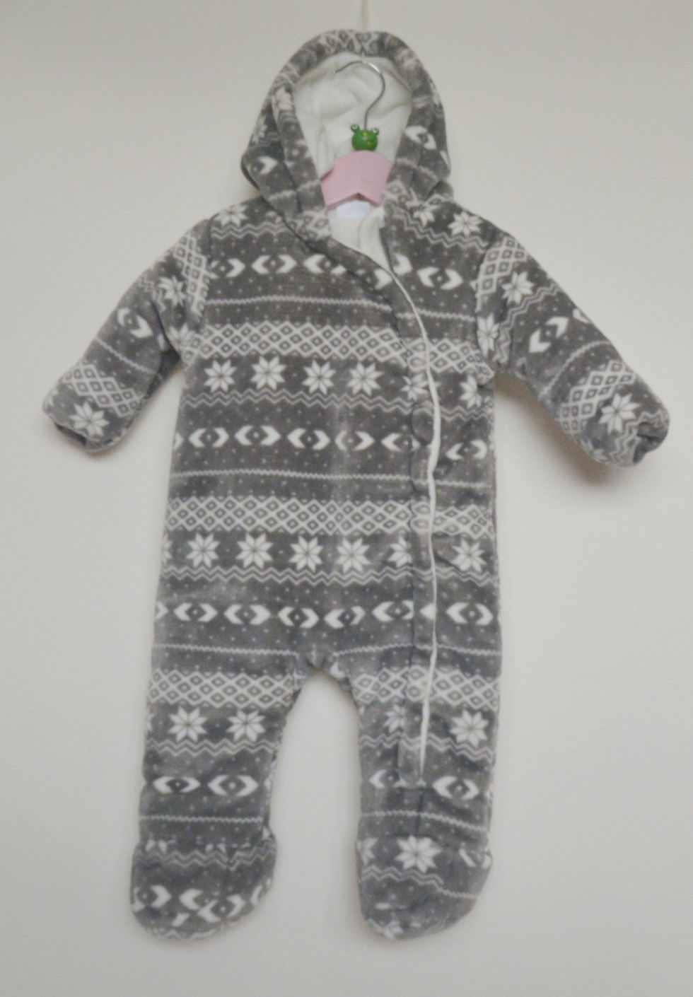Pramsuit in grey and white.