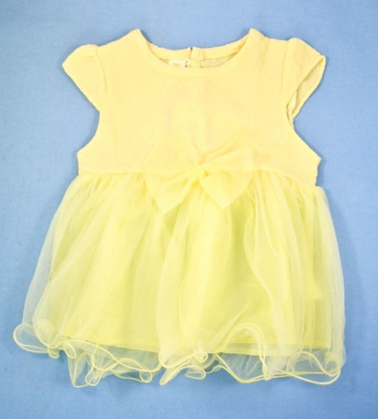 Yellow dress.Short sleeves gathered at shoulders. Floral design.