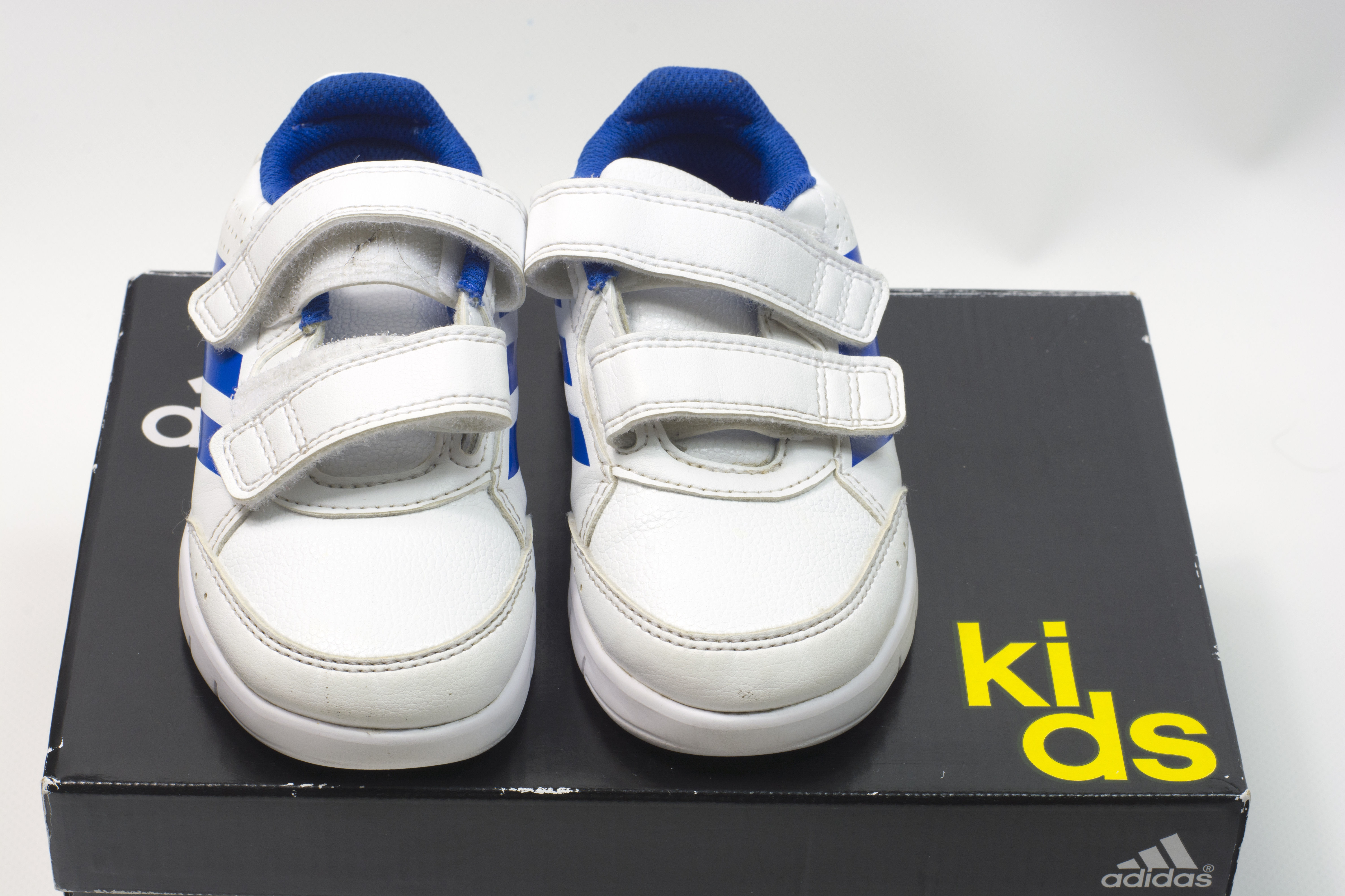 Trainer in white. Size 7K/24 eu. Trainer style, Twin velcro fastening.
