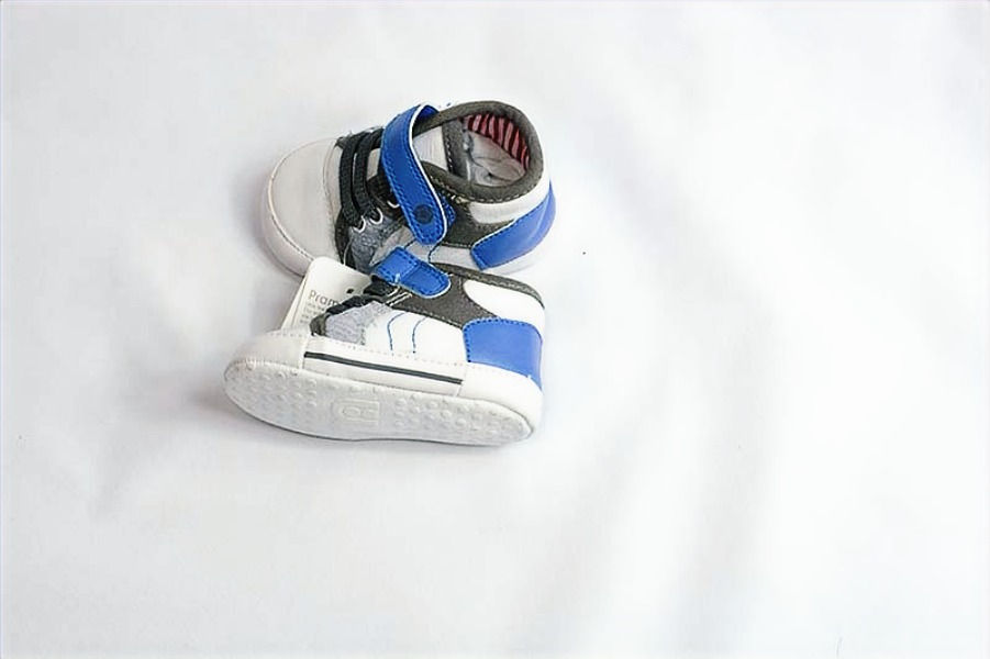 Thumbnail: Brown elastic fake laces. Velcro fastening.