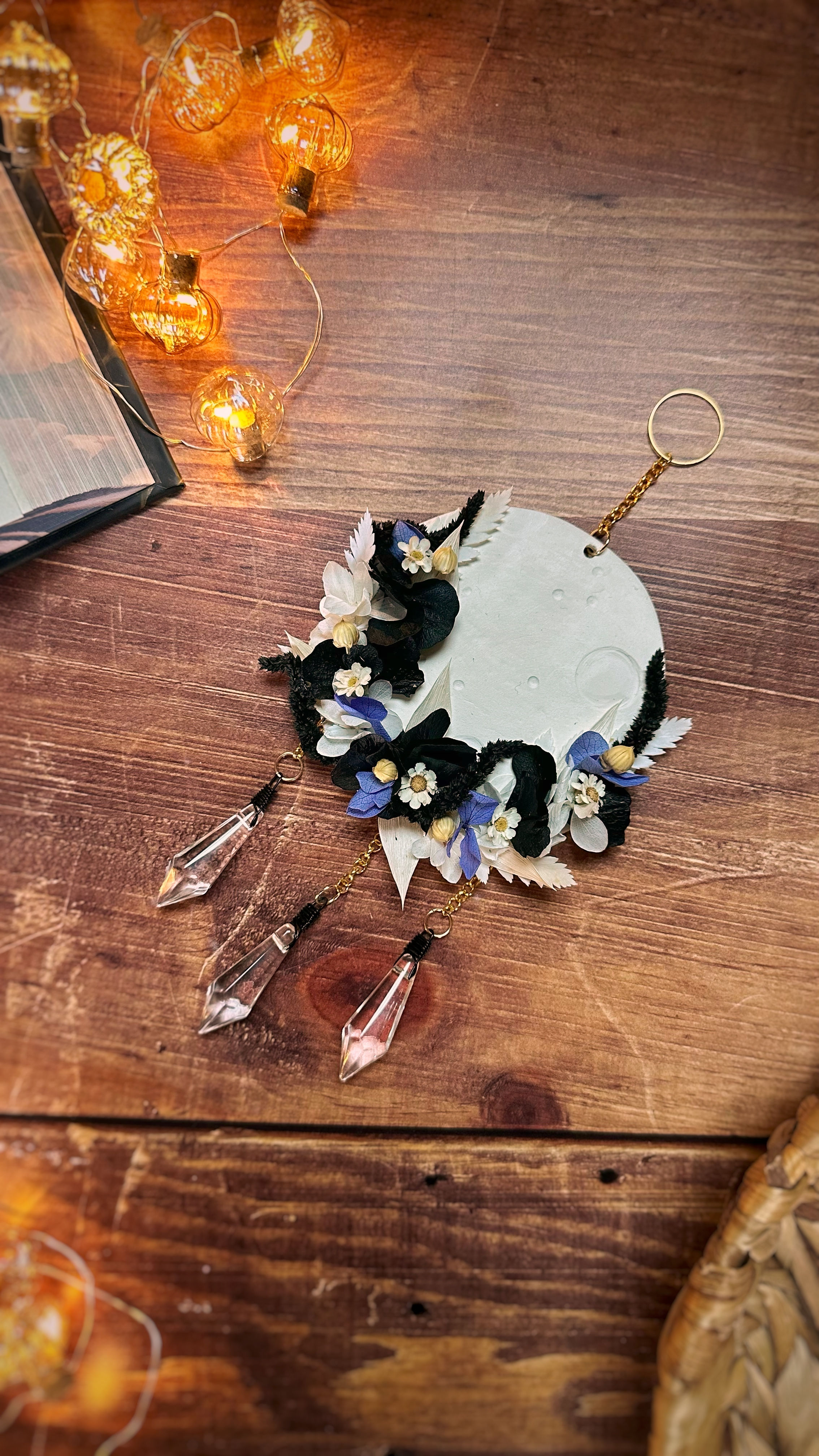 Eclipse - Suspension pleine lune en argile et fleurs séchées