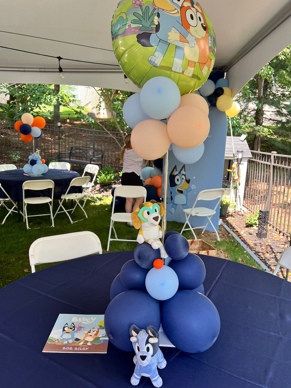 Bluey themed party table with balloon centerpiece and plush toys