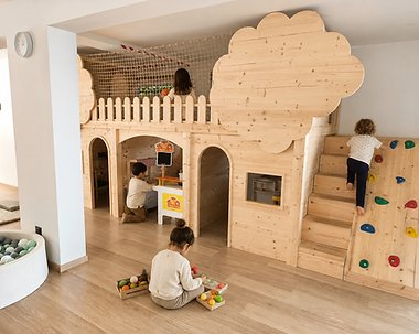 Enfants jouant dans l'espace de jeux intérieur de Pouss' & Vous