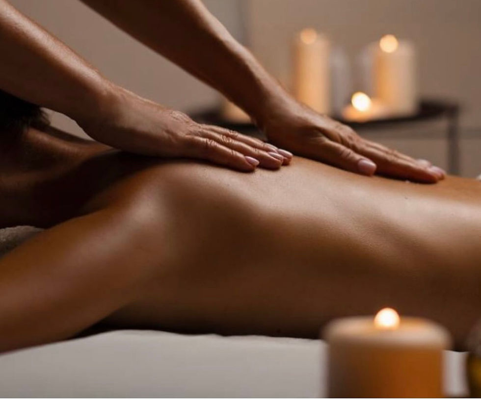 Vue en plongée d'un espace de massage avec bougies et ambiance zen