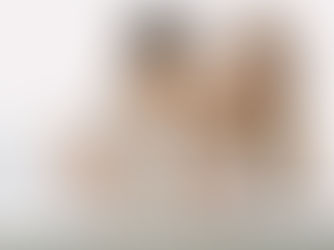 電子ピアノを使って個別レッスンを受ける子どもと講師の様子。