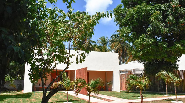 entretenimento uma casa branca cercada por árvores e grama. POUSADA HUMAITÁ