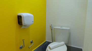 acomodacoes um vaso sanitário branco em um banheiro próximo a uma janela. GOLDEN TOWER EXPRESS ANHEMBI BY FÊNIX HOTÉIS