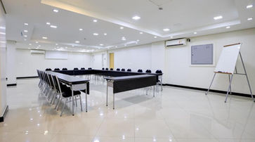 acomodacoes uma sala grande com uma longa mesa e cadeiras. HOTEL DOMANI