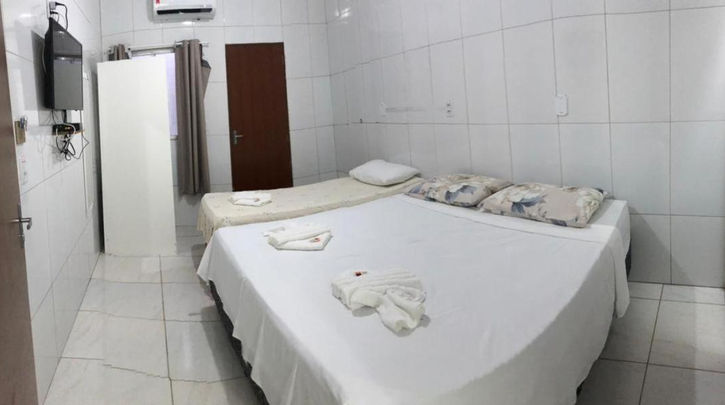 acomodacoes um quarto de hotel com duas camas e uma televisão. POUSADA LYRIOS DO MAR