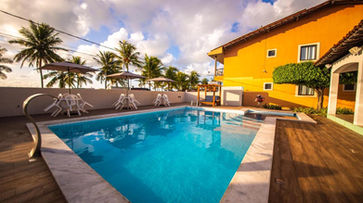 entretenimento uma piscina rodeada de cadeiras e guarda-sóis. POUSADA MARILUZ