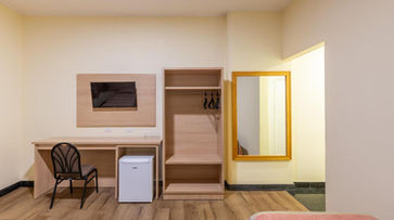 acomodacoes um quarto com duas camas, uma escrivaninha e um espelho. DELPLAZA TIMBIRAS SÃO PAULO