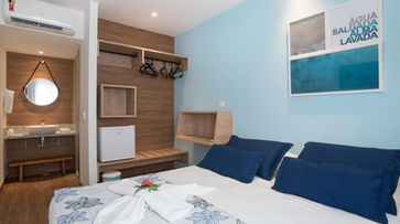 acomodacoes um quarto com paredes azuis e uma cama branca. POUSADA OLHO D'ÁGUA 1