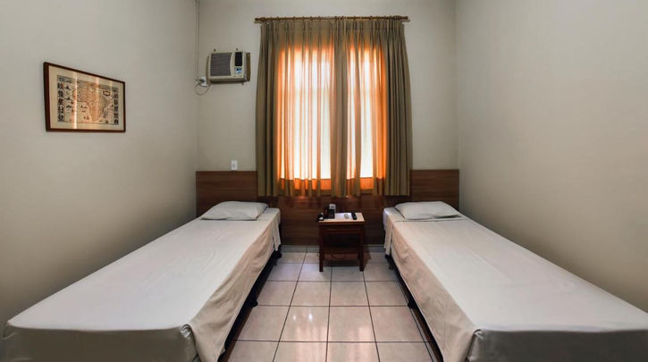 acomodacoes um quarto de hotel com duas camas e uma pequena mesa. HOTEL ITAMARATI