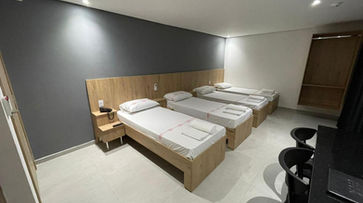 acomodacoes um quarto de hotel com quatro camas e uma escrivaninha. CALANDRE HOTEL 2