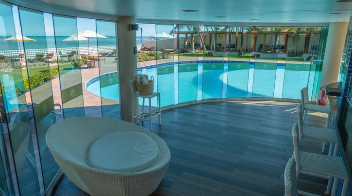 entretenimento vista de uma piscina a partir de uma varanda. POUSADA MANSAO DA COSTA 1