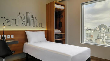 acomodacoes um quarto com vista para a cidade. IBIS STYLES SP CENTRO