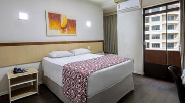 acomodacoes um quarto com uma cama grande e uma janela grande. HOTEL EURO SUITE SÃO PAULO BY NACIONAL INN - A 600 METROS DA RUA 25 DE MARÇO