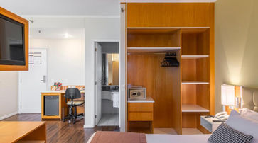acomodacoes um quarto de hotel com cama, mesa e televisão. BLUE TREE TOWERS ANÁLIA FRANCO - TATUAPÉ 1